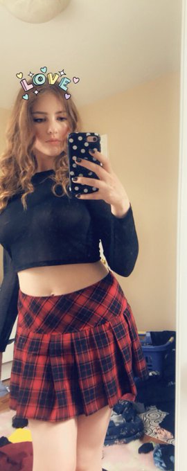 I love this outfit 😍🙈 do you? 👅👀 https://t.co/KatnKkPVWR