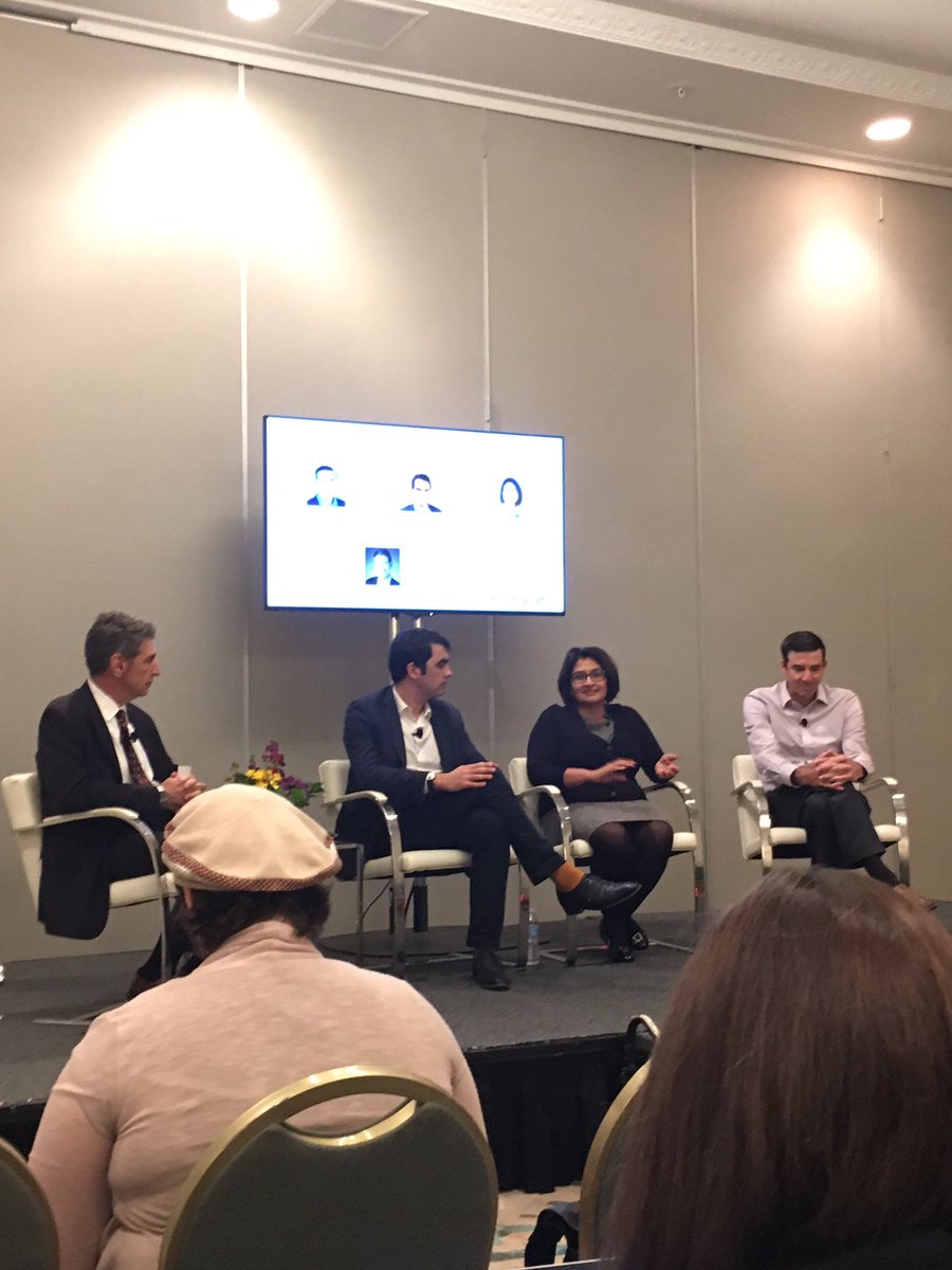 medcitynews's tweet image. .@JoshBaxt moderates #wearables panel at #mcENGAGE with @slarxe, @DocPhx and Jonathan Hawkins