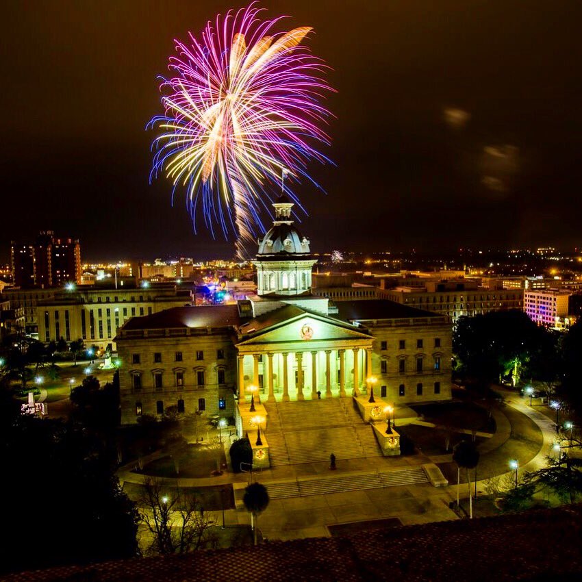 FamouslyHotNYE's tweet image. Come one, come all, it's going to be a party on @mainstcolasc y'all! 🎉 Enjoy a free, full-length, outdoor concert by headliner @EnVogueMusic w/support from @SodaCityBrass + @LittleStrng3r amidst a fun, festival atmosphere this NYE. #FHNY 🎆