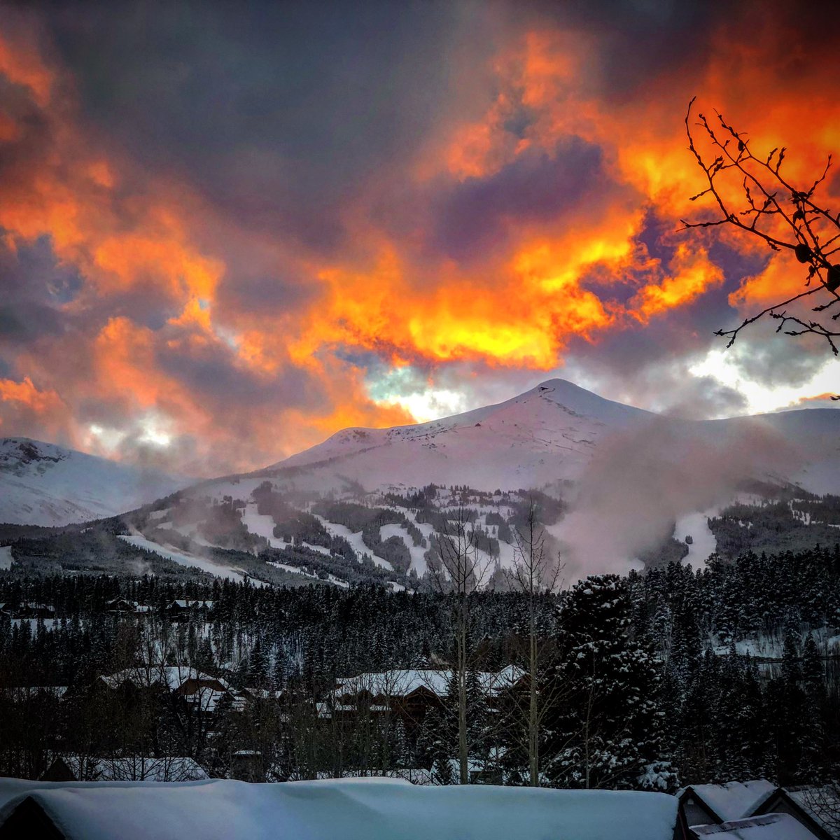 RideDivide's tweet image. ✅ Sunset over Breckenridge
✅ Opening day tomorrow
✅ Voted