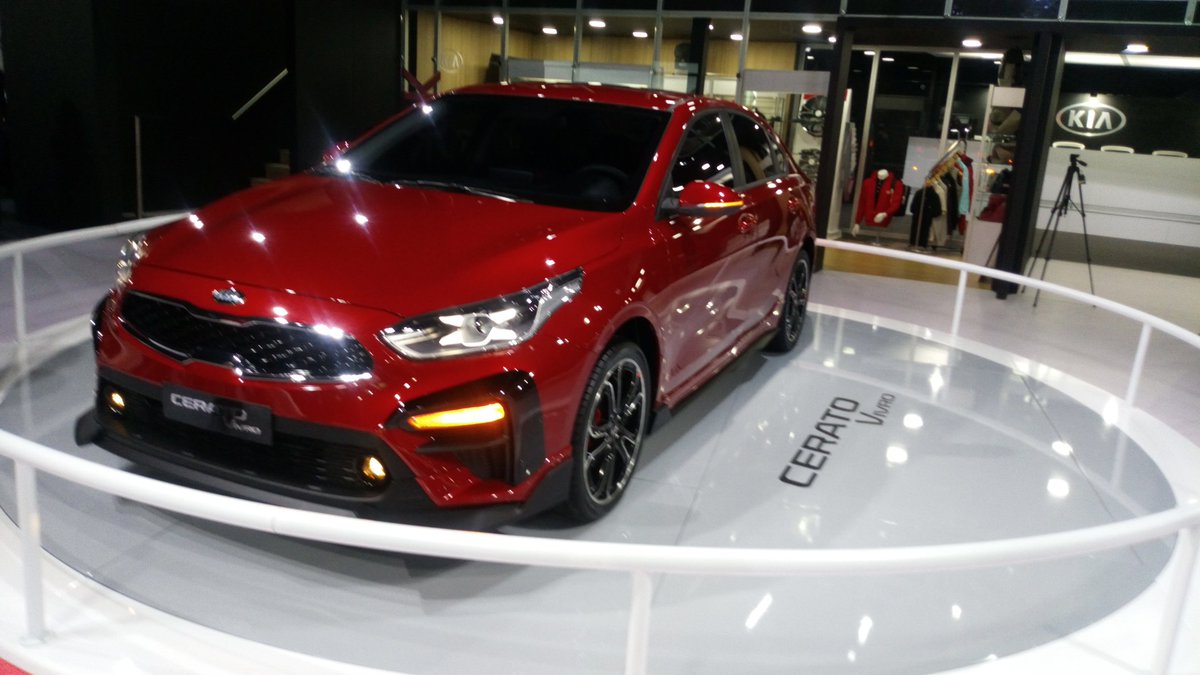 Autocosmos_co's tweet photo. #KiaOptimaHybrid, el deportivo #Stinger, y #Vivro, tres nuevos vehículos de la marca coreana. @KiaMetroKia @KiaColombia https://t.co/G8rnb2KYzj