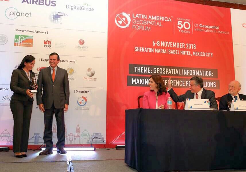 Recibí el premio “Latin America Geospatial World Excellence Award” de Geospatial Media and Communications, encabezando la categoría de Premio a la Excelencia de Aplicaciones Geoespaciales por el programa de modernización catastral de #PuertoMorelos. 
#EvolucionaConRumbo!