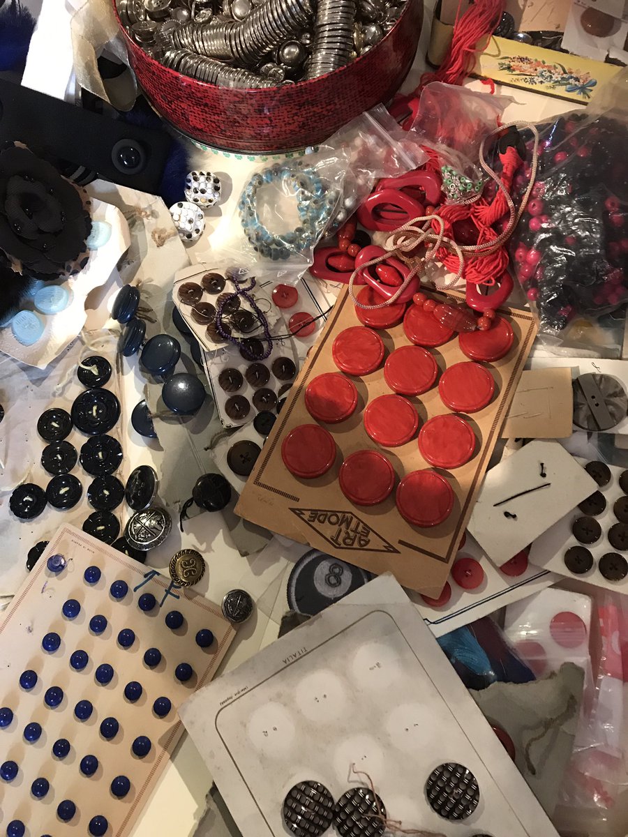 RdeBuitlear's tweet photo. Today was day1 #beadypocket project @NMIreland w #Traveller & settled women. We learnt how wearing a small touch of red could protect or cancel negative effects of an ‘overlooked child’ Do you have any similar stories from your culture? #textilehistory #cuturalidentity #mincéir https://t.co/lkvjjI91Hb