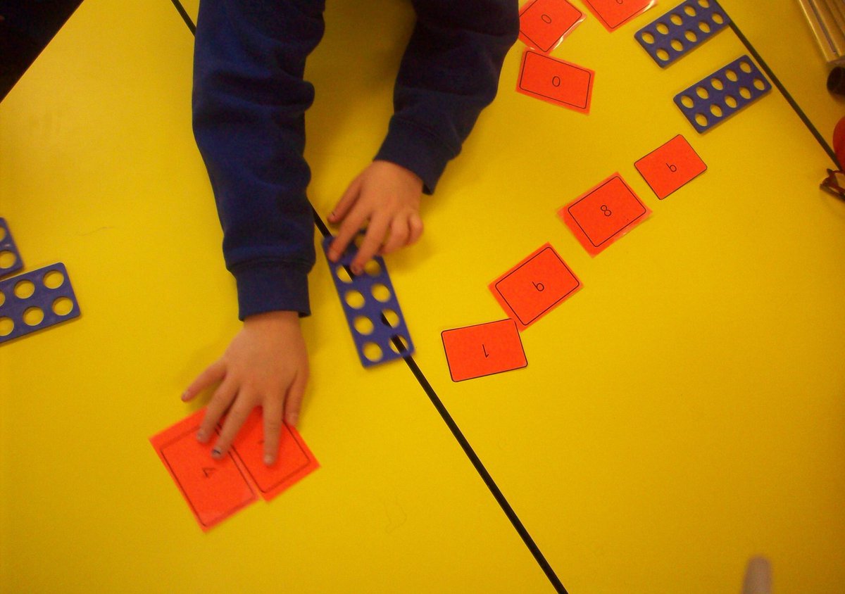 antJP01's tweet image. This was a novel way to teach about the Battle of Marathon - using numicon and number cards to explore Athenian military tactics! #interactivehistory #whatitaughttoday