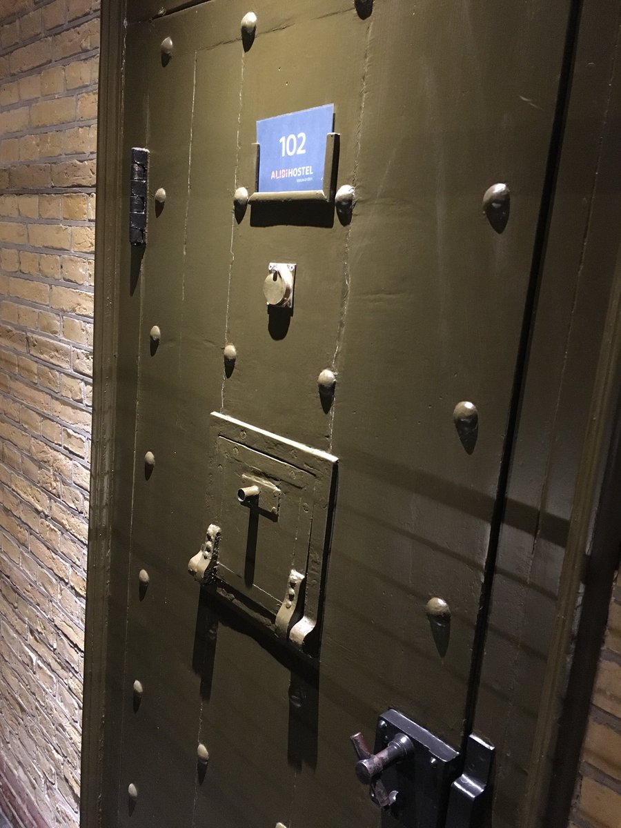 AnnekeNoot's tweet photo. Morgen een bijeenkomst met 70 leraren in Leeuwarden rond het thema Spelen met rekenachterstanden, georganiseerd door @Atedeboer. Nu eerst een nachtje in de cel van het @AlibiHostel. https://t.co/ccNNVzbwrG