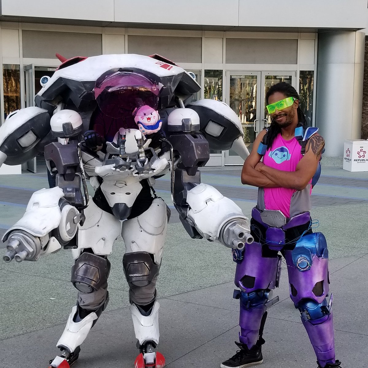 SHIP IT!!! LMAO if you know who this cosplayer is please let me know! He has all my respect for carrying all that around all day at blizzcon!
#blizzcon #blizzcon2018 #dvacosplay #dvamech #lucio #luciocosplay