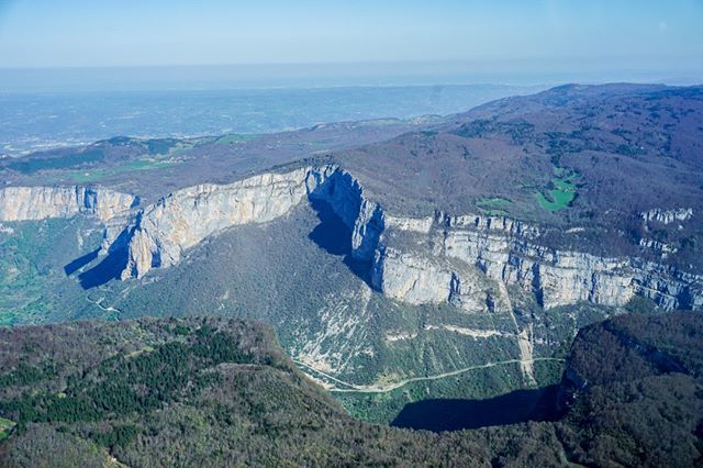 MailleRebelle's tweet photo. Mai 2018 - Vercors 
Quelques photos prises lors d'un vol avec mon père @girojp05 en mai dernier ! (Oui je sais, j'ai mis le temps pour les poster...) Ici on aperçoit l'entrée du Vercors avec la route vers les grottes de Choranche ! 
#autogire #gyrocopter #gyroplane #autogiro… https://t.co/nFH4mEbO5k