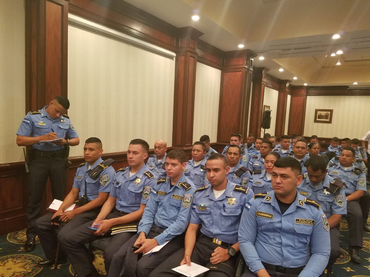 PoliciaHonduras's tweet photo. Miembros de nuestra institución son capacitados en un foro de Policía Comunitaria y de Derechos Humanos impartido por La @OEA y La #MACIH en la ciudad de #SPS #Honduras #MáCercaDeTí https://t.co/Wu59p47Lcj