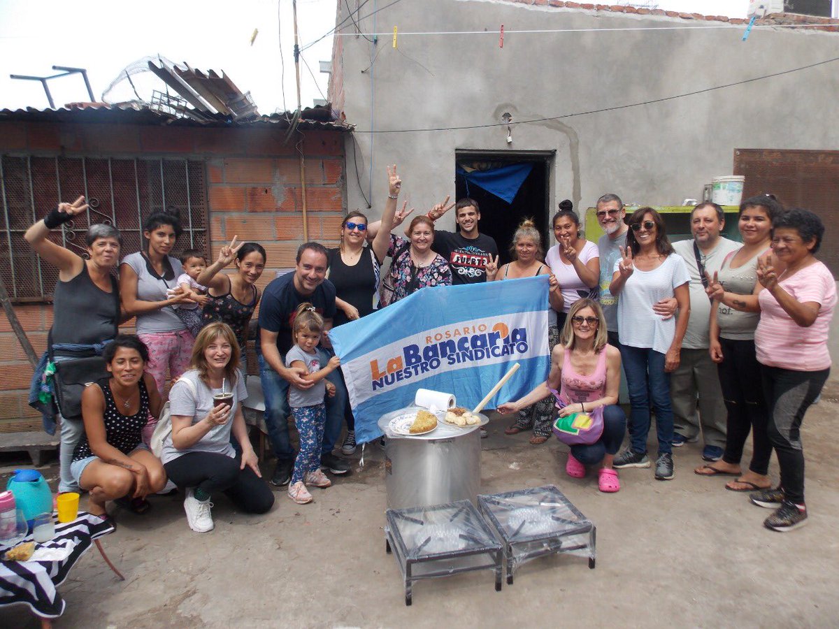 eduardotoniolli's tweet photo. Compañeras y compañeros bancarios celebran su día con una jornada solidaria en el Centro Comunitario Recolectores de Cullen. ¡Felicidades @LaBancariaOk! ¡Solo el pueblo salvará al pueblo! https://t.co/JBBKz5Iwye