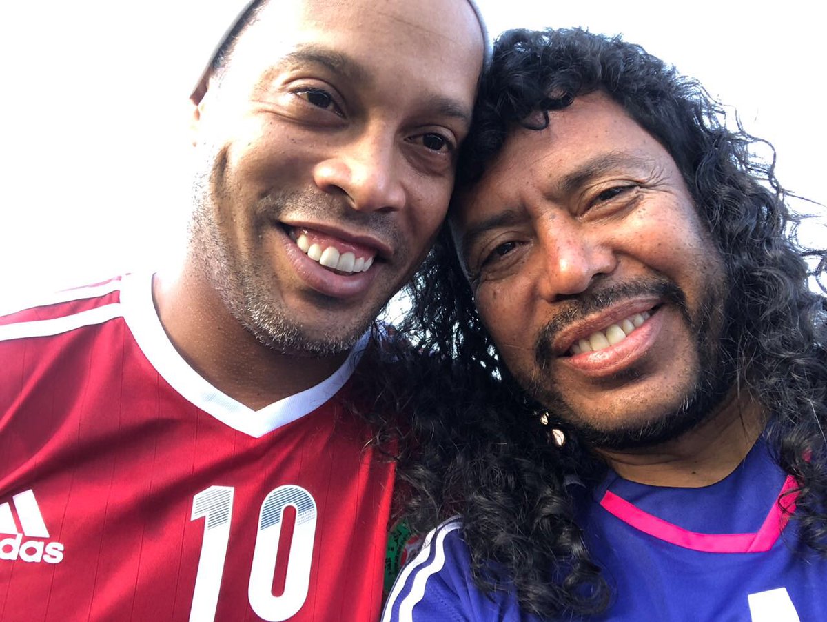 RONALDINHO GAUCHO [ Ronnie ] - Page 6 DrWOXdQX0AAa_UT