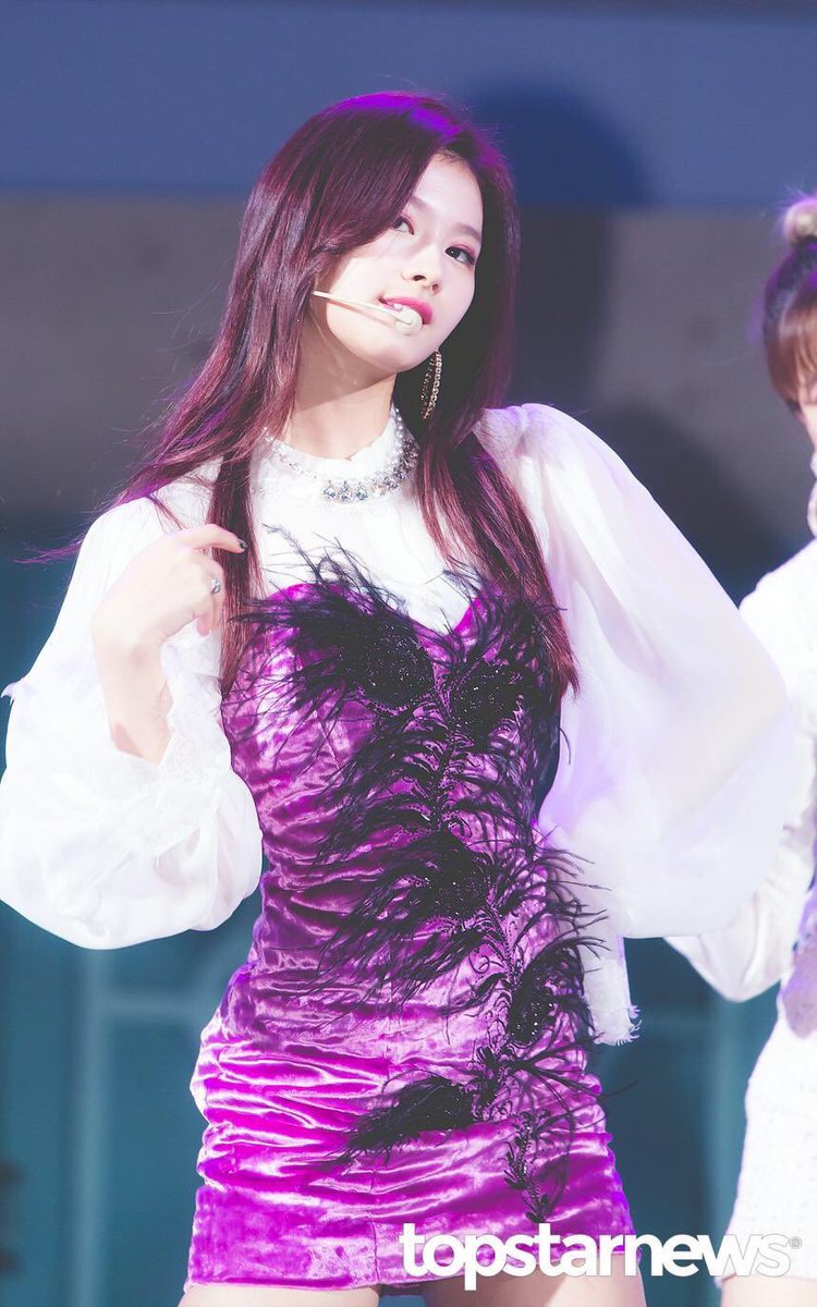 𝐌𝐈𝐋𝐊 A Twitter Twiceサナちゃんお顔が元々小悪魔ちっくだからこういう強めな奇抜な色の衣装が凄く似合う 𝐌𝐈𝐋𝐊 A Twitter Twiceサナちゃんお顔が元々小悪魔ちっくだからこういう強めな奇抜な色の衣装が凄く似合う