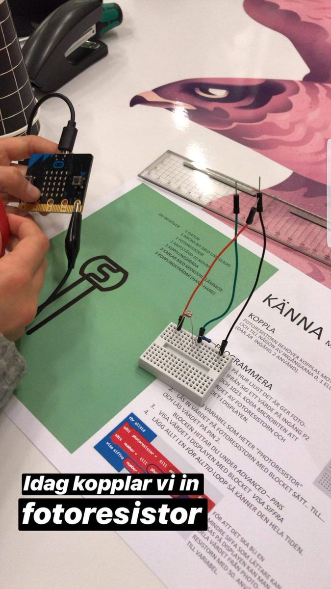 lisasallvin's tweet photo. Klurigt på #geekgirlmini ikväll. Vi testar att koppla och programmera en fotoresistor så att roboten ska kunna känna. Mycket som kan strula men lycka när man får det att funka. https://t.co/78zNvBA9V3