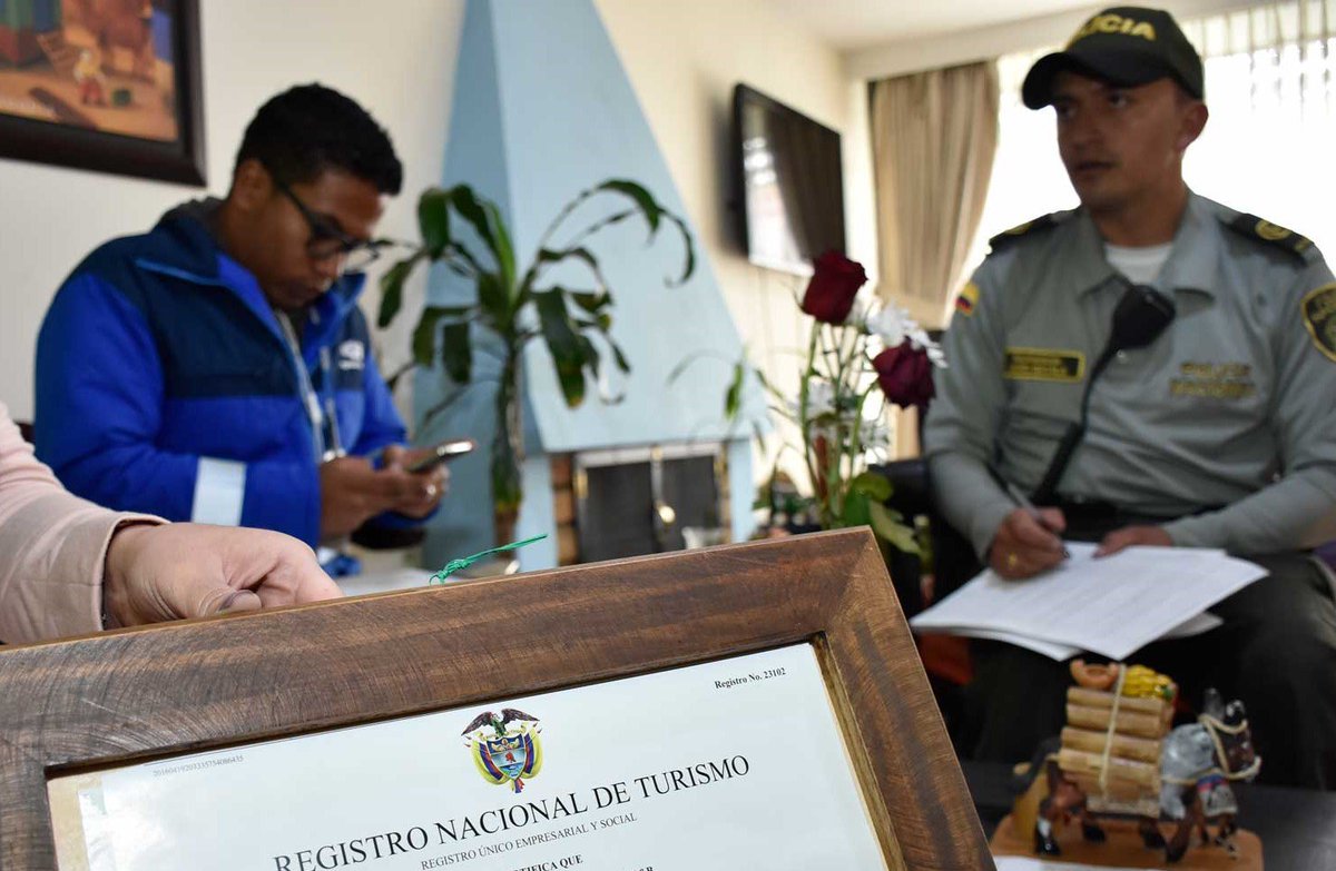 MincomercioCo's tweet photo. ATENCIÓN El ministro @jrestrp anunció la entrada en vigencia del Decreto 2360, que modifica trámites del Registro Nacional de Turismo (RNT). https://t.co/alIfX2sVyI

#ConstruyendoPaís https://t.co/VVQD0kuMUx
