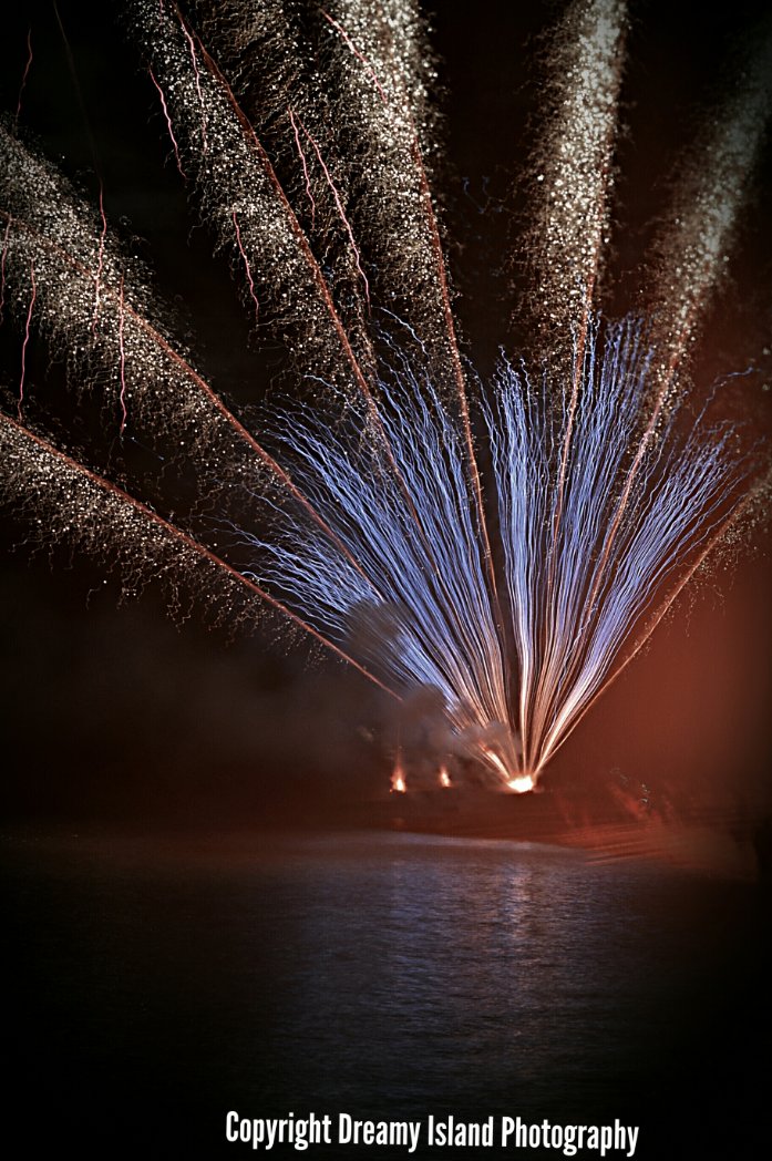 Fireworks at Penrhos Beach, Holyhead. <a href="/TableHolyhead/">Holyhead Round Table</a>,  <a href="/HolyheadMail/">Holyhead Mail</a>, <a href="/AngleseyScMedia/">Anglesey socialmedia</a>, #PicOfTheWeek, #fireworks, #5thNovember, #northwales, <a href="/NorthWalesChron/">North Wales Chronicle</a>, @NorthWalesTweet, <a href="/NWTBiz/">North Wales Tourism</a>