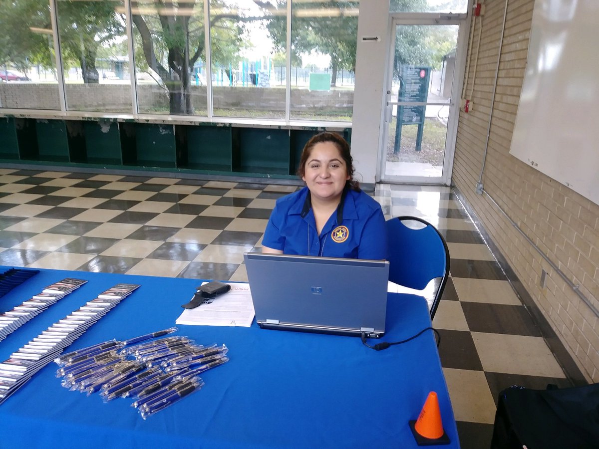 HoustonMunCourt's tweet photo. Our FREE #court clinic is now underway! Stop by & let Maggie check your warrant status & offer options to resolve your cases. Today, 2p-6p. #AliefCommunityCenter #DistrictF https://t.co/UQlU59Rdzc