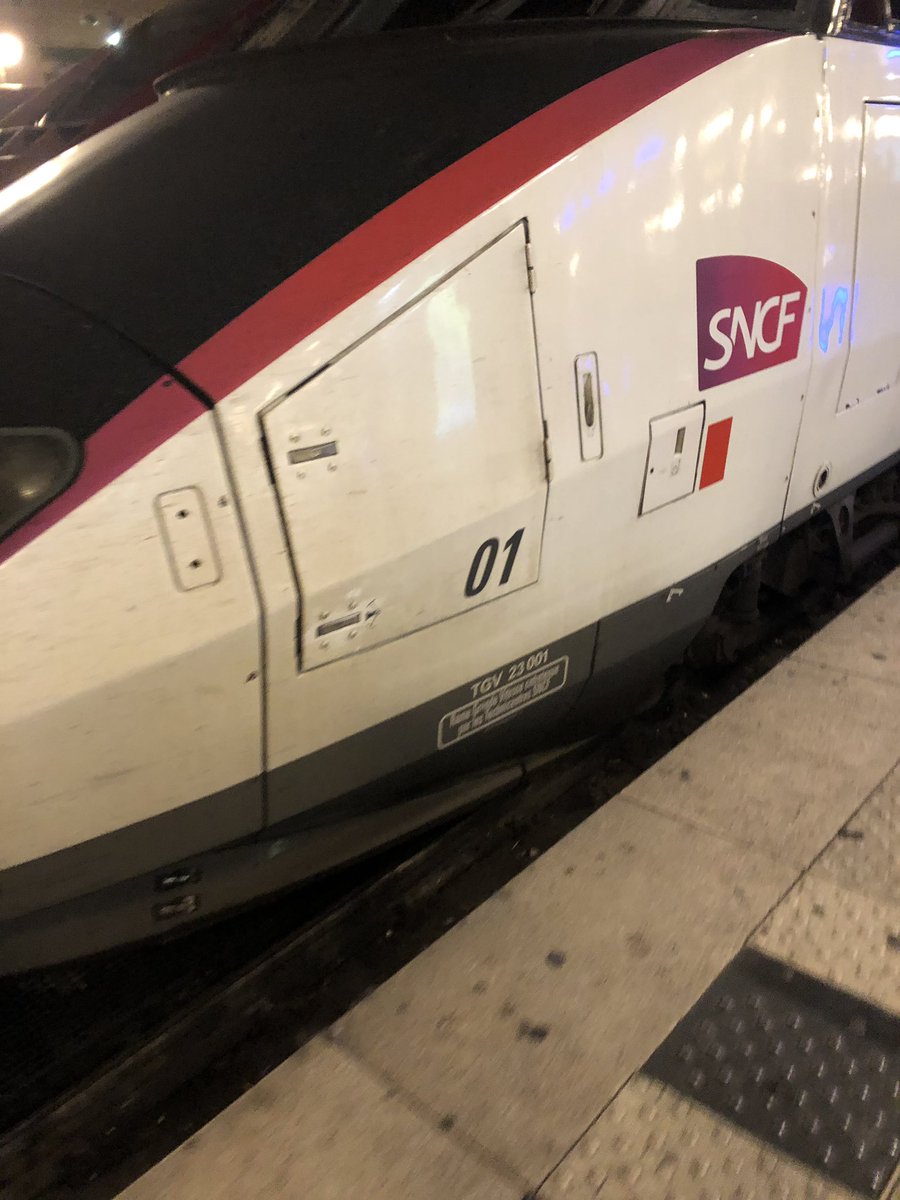 AlexAka77's tweet photo. Fin de service et pile à l’heure pour choper le dernier TGV pour le Nord #chti. Petit bonus la rame 01 Patrick pour rentrer à la maison :-) @TGVINOUI #findeservice #grosdodo https://t.co/8AIXCbjOZj