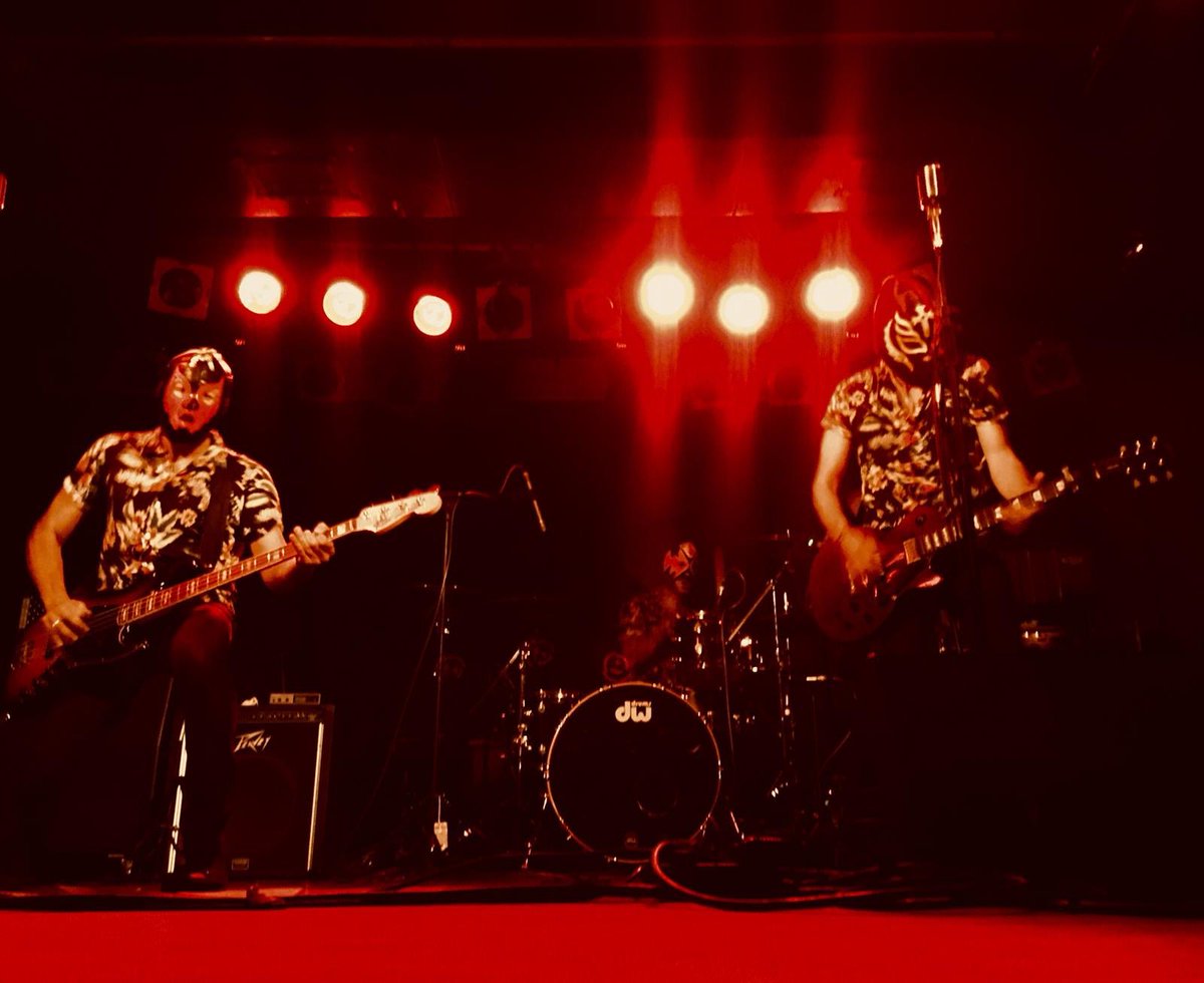 See you soon, fakars! 🎙🤘🏼😎🎸 

#TheSurfinLimones #surf #punk #rock