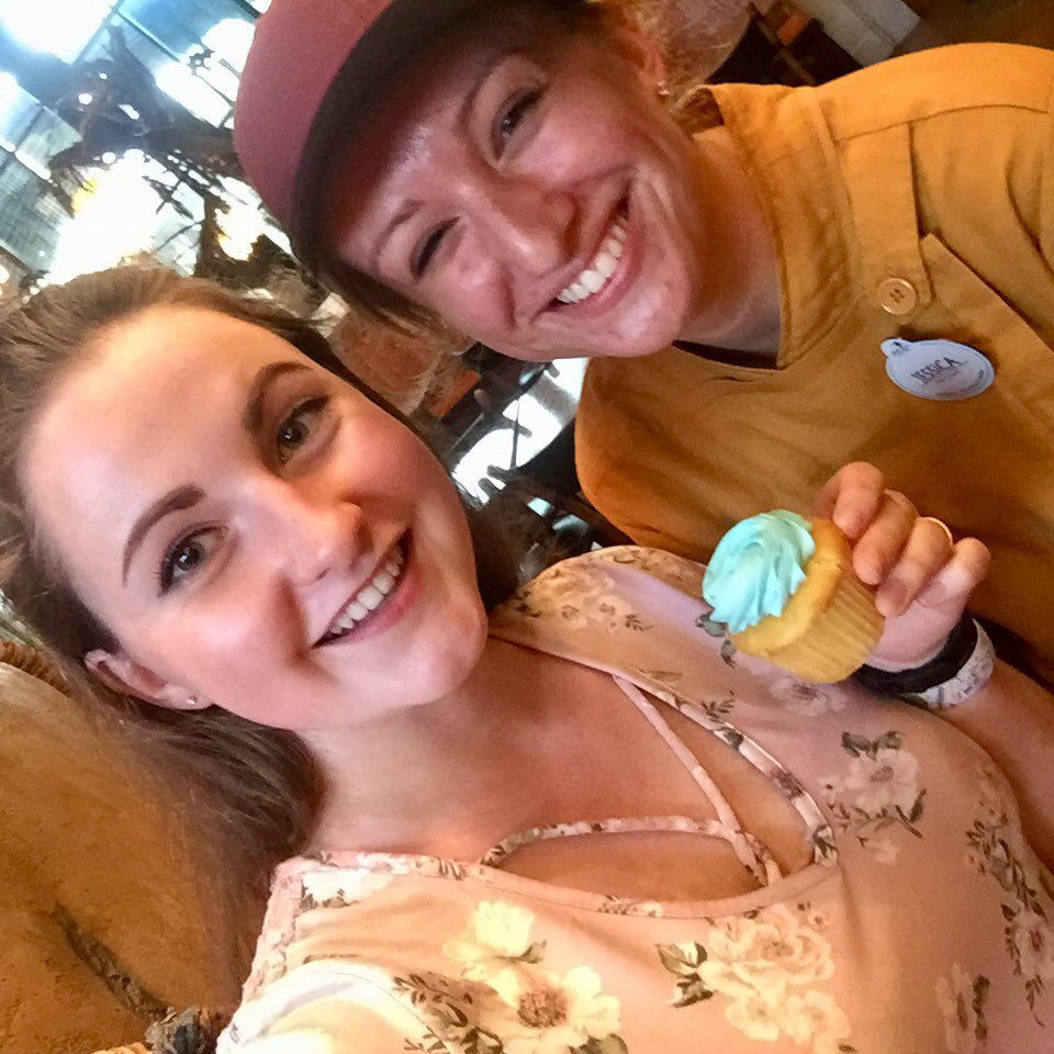 str8_puggin's tweet photo. Jessica at Satu’li Canteen is a master magical moment maker! Thank you for your smiles and the sweet treat! #CastCompliment @WDWToday https://t.co/VWMVEN64PC