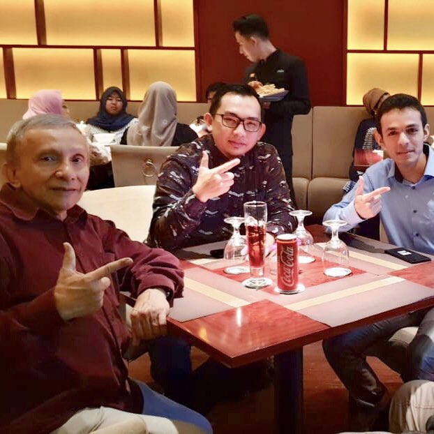 Hilmi28's tweet photo. Keseruan ngobrol tadi malam bersama dua orang hebat lintas generasi.

Ayoo...tebak, kita ngobrolin apa semalam ? 🙂 https://t.co/jYkHWxMy5z