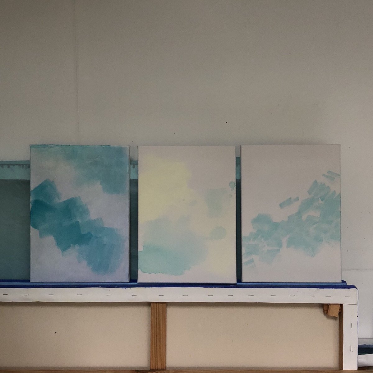 _WendyPalmer's tweet image. Three #wip #sittinginthestudio #currentwork #abstractpainting #painting #playingwithcolour