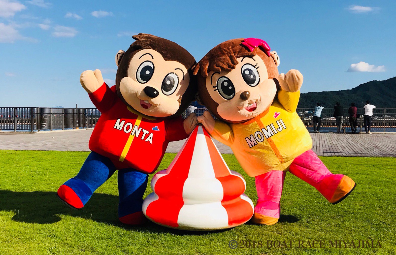 ボートレース宮島 公式 教えてモンタ ターンマーク編 海でぷかぷかしてる あの赤白のとんがり帽子みたいなやつ あれは ターンマーク っていうんだよ 横幅は約110 高さは約95 あって近くで見るとすごく大きいんじゃモン ボートレース宮島