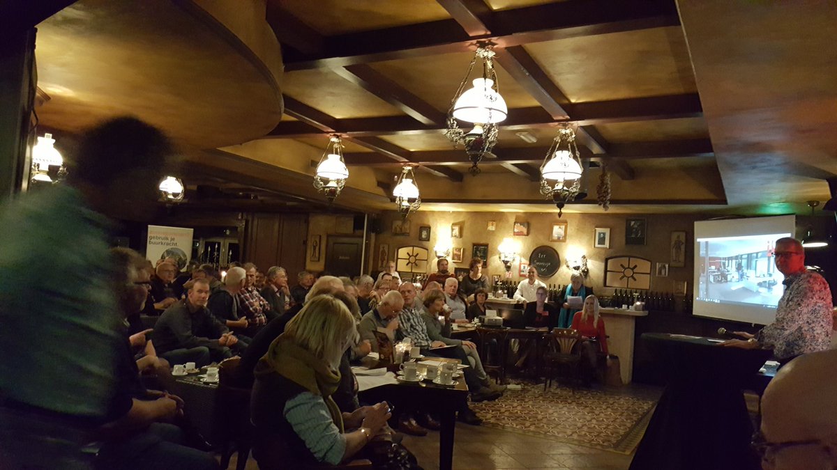 Bomvolle zaal met 250 burgers , betrokken  bij de discussie over al dan niet plaatsen van 240 m.  hoge windturbines bij Daarle en Hoge hexel. Hoe worden lusten en lasten ten aanzien van duurzaamheid verdeeld?
#cda #psov