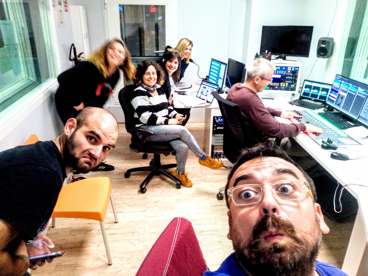 oscarpelgil's tweet photo. Estem de @sessiogolfapunt fins la 1:00 #Empoderats com nosaltres sabem, Darío Muñoz @MissTagless i @TesaAltesa faran la #roglà habitual en la #taula q dirigeix @Korah_FF En Sala de Màquines @AgustinPanollo Moi, Melània, Coral, Robert, Empar.. #becaires amb molt de pes! #golfaires https://t.co/D5wT8Ghfew