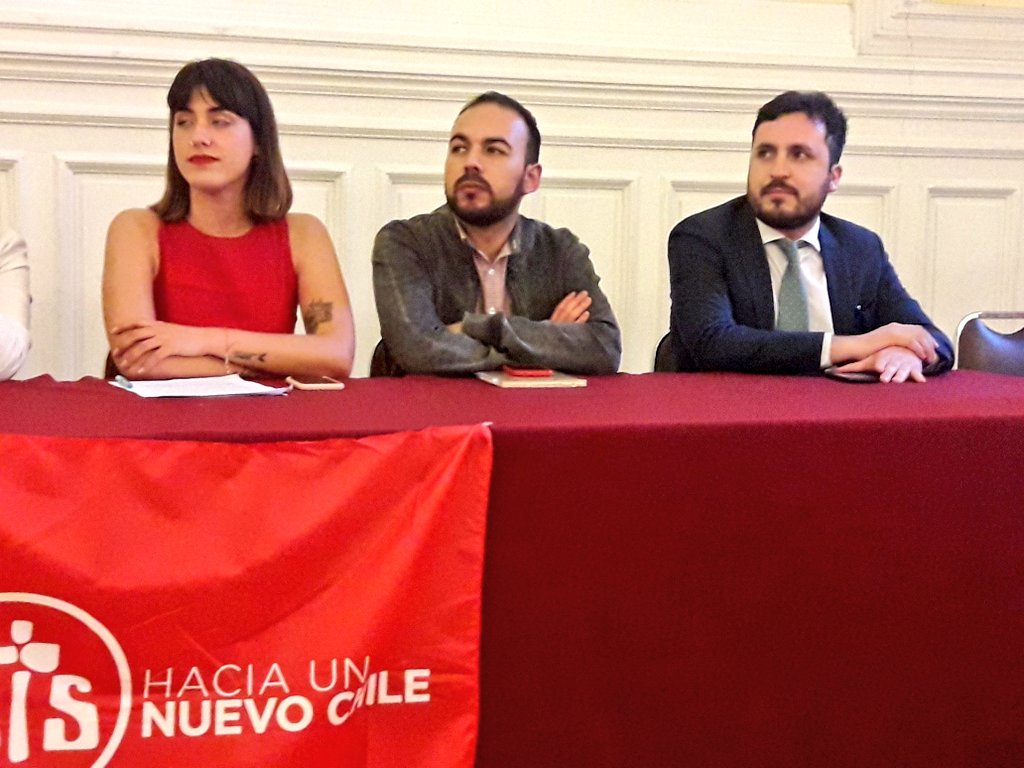 PSChile's tweet photo. El presidente del #PS recuerda la historia de la @JS_Chile y hace especial reconocimiento a grandes jóvenes socialistas hechos desaparecer en dictadura. https://t.co/cii1vX1VUs