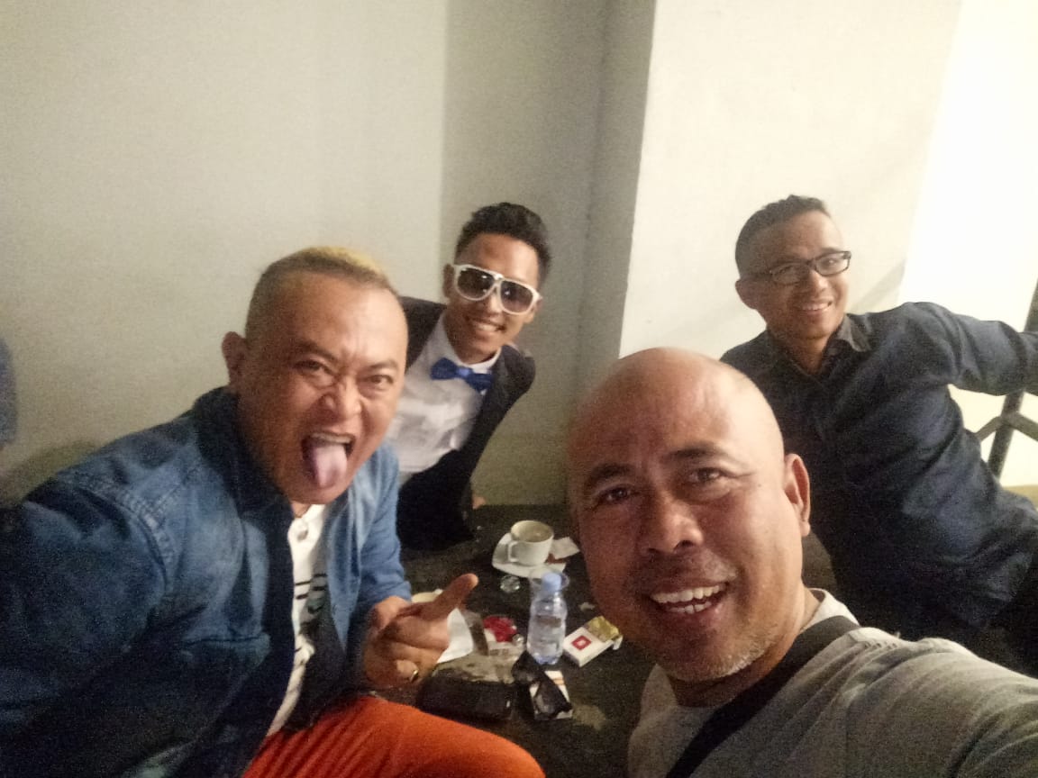 densulthexteam's tweet photo. Cuap"dicirebon lagi kita #coklatkita #mc #bandoarodi #bandhumor #follow #f4f #followme #instagramtags #TFLers #followforfollow #follow4follow #teamfollowback #followher #like4follow #like4follower #likeforfollow #like4followers #followbackteam #followhim #followall #followalways https://t.co/KUJsJgOfvf