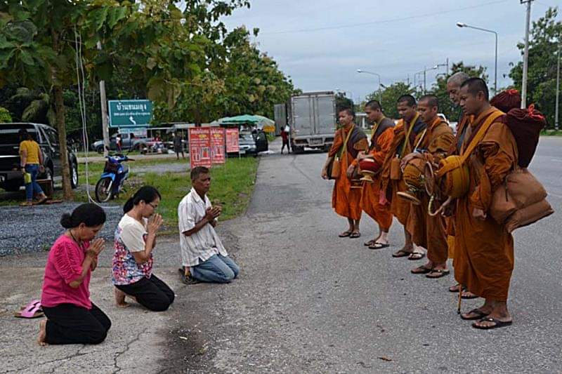 พระสงฆ์ 6 รูป เดินเท้าจากพัทลุง ไปปฎิบัติธรรมที่เนปาล-อินเดีย 

พระใบฎีกาสมโชค เจ้าอาวาสวัดปลักปลอม หัวหน้าคณะคาดว่าจะใช้เวลา 
5 เดือน 

โดยจะขอรับเพียงน้ำและอาหารเท่านั้น ไม่รับปัจจัยระหว่างทาง สาธุ!!