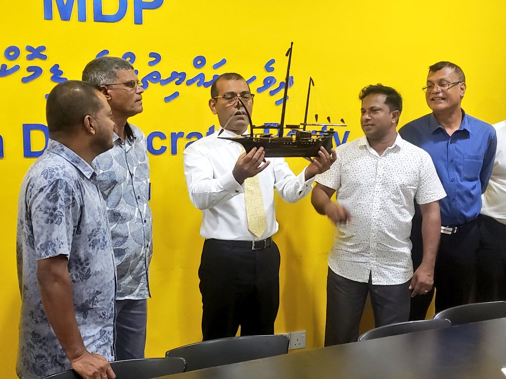 Raees <a href="/MohamedNasheed/">Mohamed Nasheed</a>, Addu City MDP office ah vadaigathun 

💛 މިއީ ހިތާ ހިތުގެ ގުޅުމެއް 💛
#HeIsInAddu