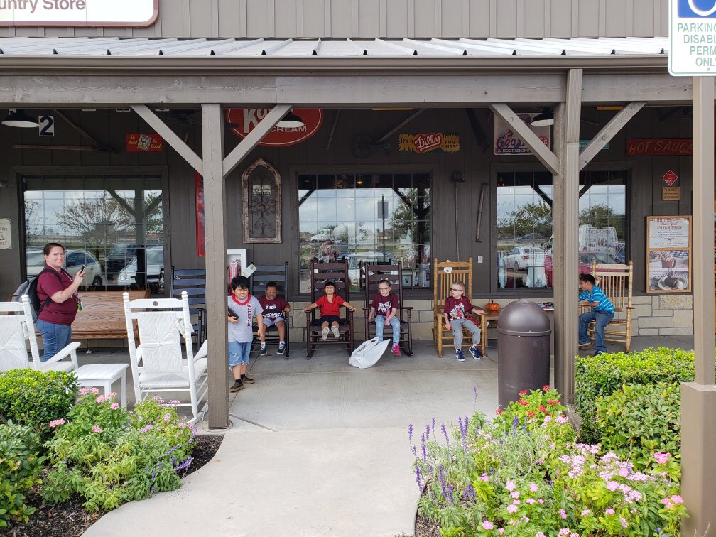 CoombsClass's tweet image. Next stop.... Cracker Barrel!  Every student ordered their own meal!! @CoombsClass @DukeElem