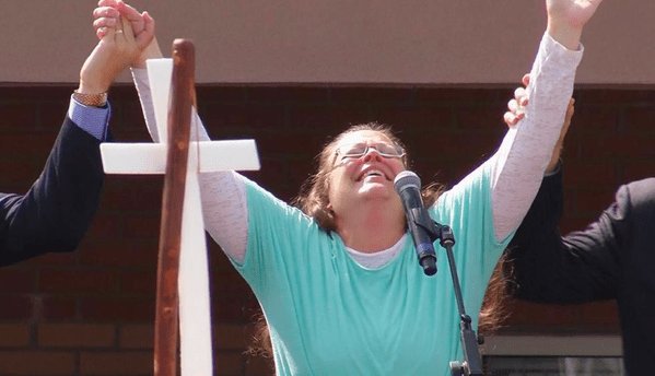 tlrd's tweet image. DEFEATED: Kim Davis, Who Refused to Issue Marriage Licenses to Gay Couples, Has Lost Her County Clerk Seat tlrd.us/2F7MUi8