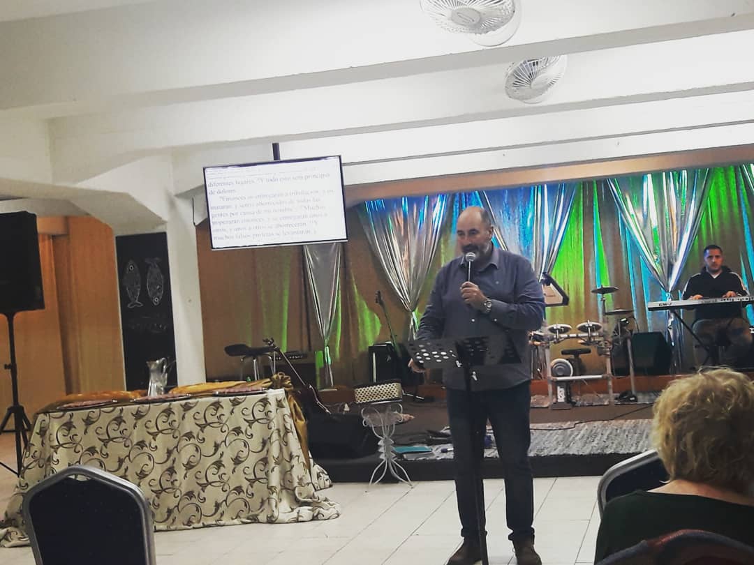 jovenesVT's tweet photo. #ComoLasÁguilas En estos últimos tiempos, de los que Jesús nos habla en Mateo 24, necesitamos estar en un lugar alto, en otro nivel, sin que nada nos distraiga, sirviendo a Dios con todo el corazón. ¡Seamos como las águilas y levantemos vuelo! https://t.co/lmv4ENvkAZ