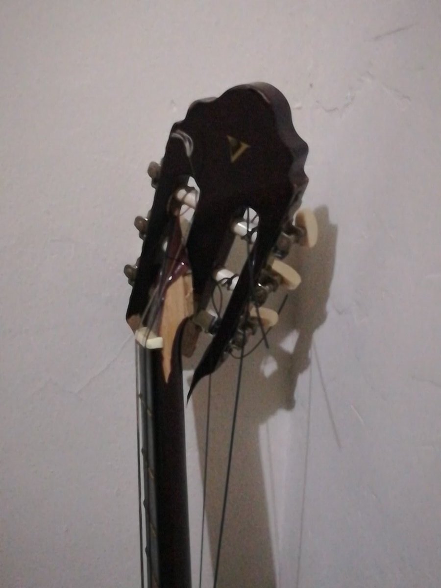 Ese momento en que creés que nada puede empeorar, tu guitarra decide suicidarse... CÓMO CARAJOS VA UNA GUITARRA A PARTIRSE ASÍ DE LA NADA.. WTF! háganme muñeco vudú a mí pero mala onda meterse con mi guitarra. #SadKoi