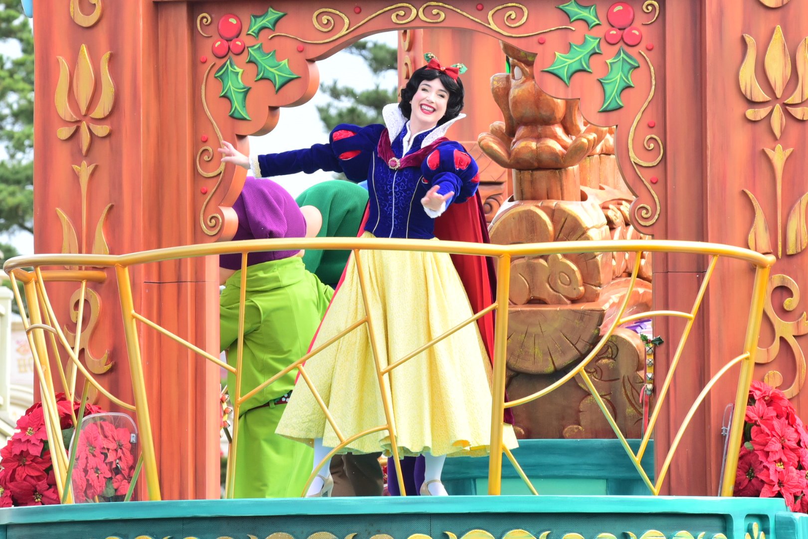 تويتر Disney Colors クロロ على تويتر Tdl ディズニー クリスマス ストーリーズ 見てきました こちらは去年と変わりなく たくさんのキャラがいてそれぞれ雰囲気が違って楽しいパレードですね 停止位置も去年と同じでした 相変わらず人気キャラ終結の