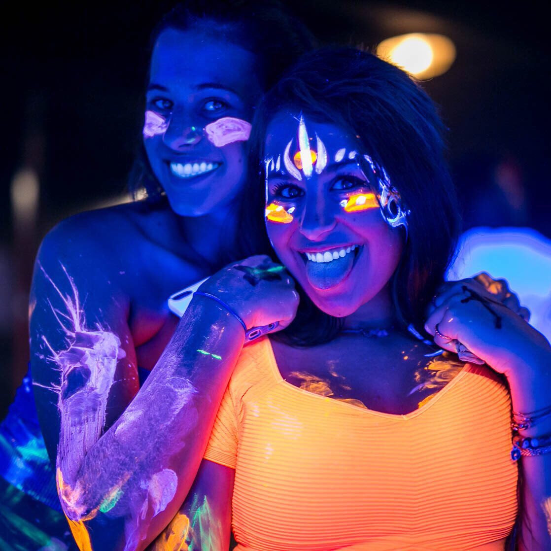 onesource_io's tweet photo. Can you glow all night? 🌙 @hyperglowtour #Syracuse is this Thursday 🌀 hosted by @kirillwasnthere 🎶 beats by @blaisevenga 🎟 Hit that link for more info on tix https://t.co/qGEJSwNb2m

#hyperglow5 #hyperglow #rave #party #glowparty #blockchain #ticketing #syracuse #newyork https://t.co/rgyMclUKEX
