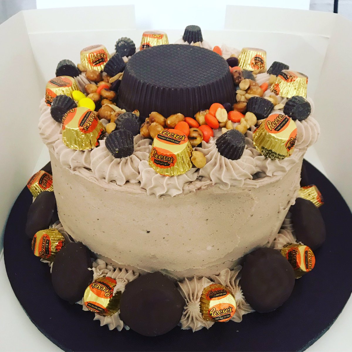 CakesGreen's tweet photo. @CakesGreen @ClogMarket @SKEightCoffee  this is where we will be for all your Christmas Cake Fixes also our Christmas Order Forms are out and the last day for Orders is 9th December 2018 🎄🎄🎄🎅🏼🎅🏼🎅🏼🎅🏼🎅🏼#bespoke #bakery #coffeeshop #stockport #Edgeley https://t.co/i5kjVRpI6A