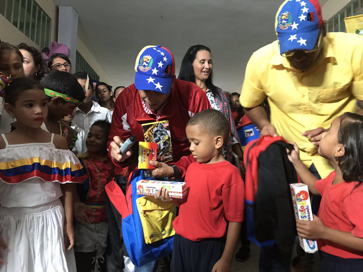 antoniohd_jpsuv's tweet photo. El mandatario @EdwinRojasM entrega 8 mil morrales Bolivariano a los Estudiantes de Rio Caribe gracias al Pdte @NicolasMaduro por su apoyo. Seguiremos venciendo Cámarada @TareckPSUV @dcabellor  @PRIMERACOMBATI1  @PartidoPSUV @PSUVSucre_ #SucrePotencia✅ https://t.co/EZj0RKTGqO