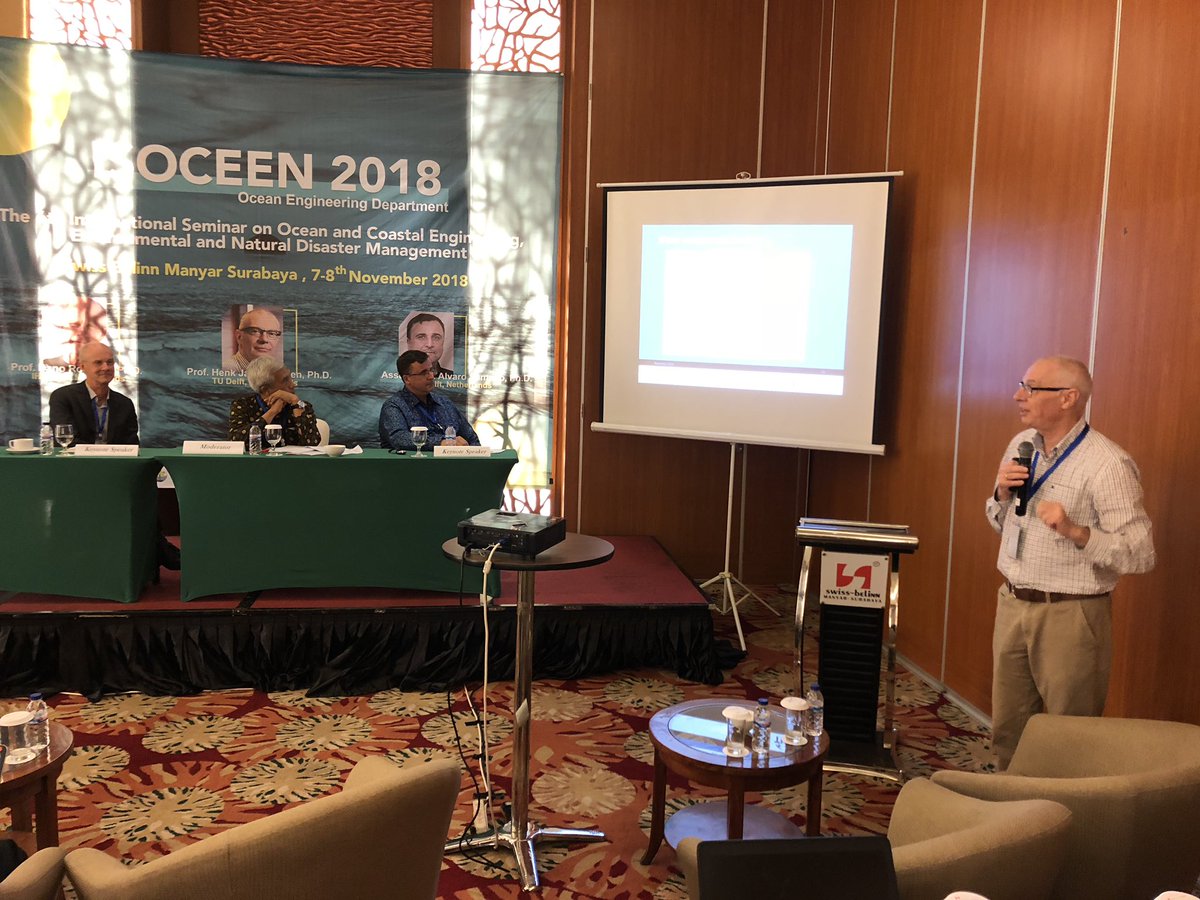 Prof <a href="/RoelvinkDano/">Dano Roelvink</a> and Henk Jan Verhagen explaining that rising sea-level is a smaller problem compared to how groundwater extraction and construction load cause land to sink at #Indonesia coast. <a href="/ihedelft/">IHE Delft 💧 Institute for Water Education</a> <a href="/Nuffic/">Nuffic</a>GD @Nuffic #ITS Surabaya