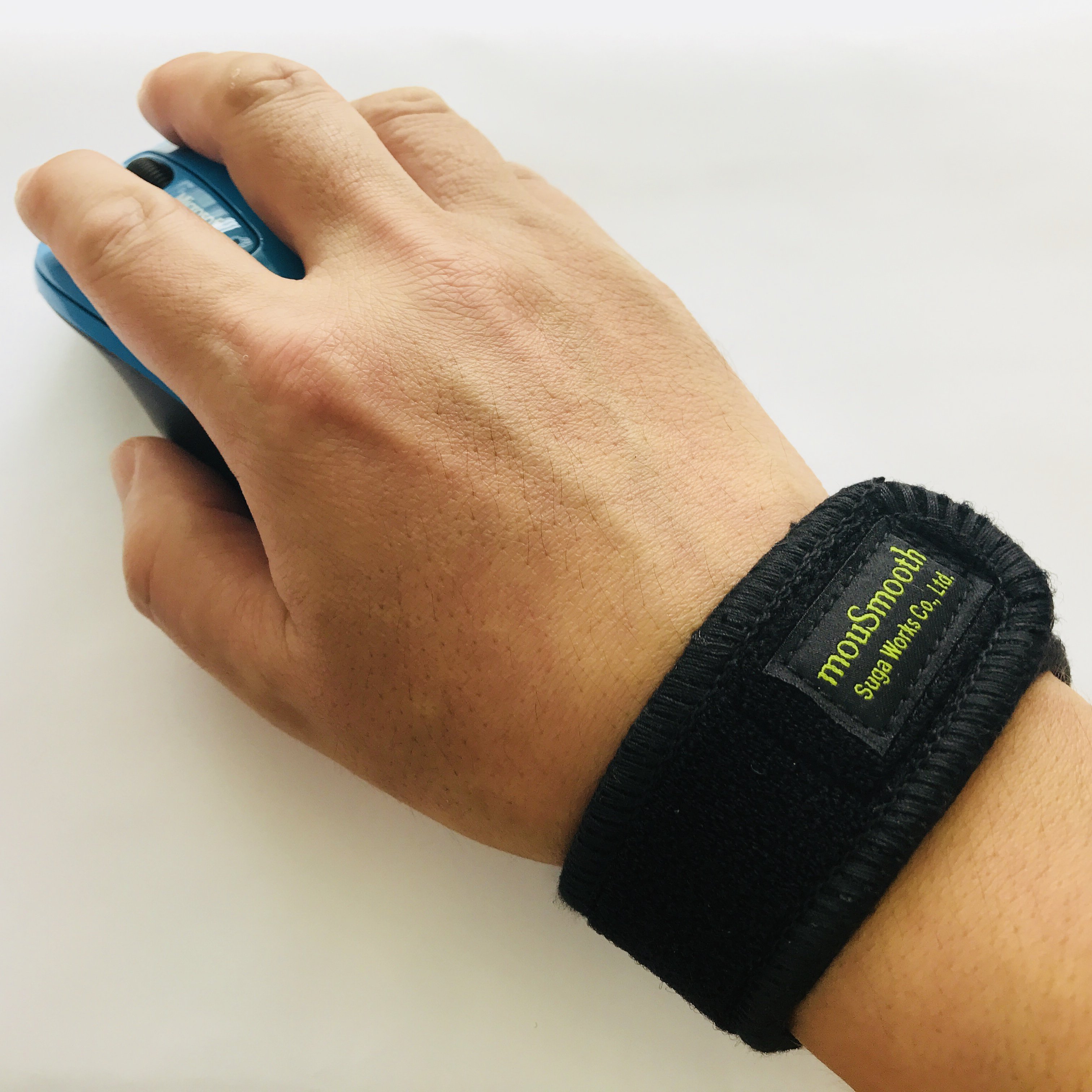 Mdn Design Interactive 新製品 管製作所 手首に巻いてマウスだこ ペンだこを防ぐリストパッドmousmooth発表 ペンだこやマウスだこを予防するのはもちろん 腱鞘炎の症状緩和も狙う ベルト部分は3層構造になっており 伸縮して手首の過度な動きを抑制