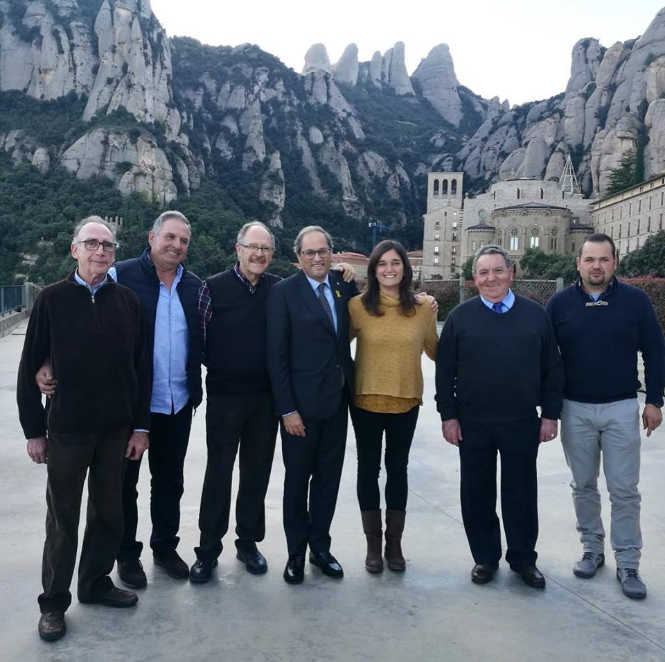 rondafruitssl's tweet image. La nostra #pagesa 👩‍🌾 #preferida @t3r3sita_4 🤩 a LA 76ª #TROBADA DE LA #PAGESIA a #Montserrat amb altres companys 👨‍🌾👩‍🌾👨‍🌾 i #joaquimtorra.  
.
.
.
.
#baixllobregat #km0 #tradicio #orgull #productedeproximitat #terra #sol #pluja #Mercats #fruita #Rondafruits #Mercabarna #Barcelona