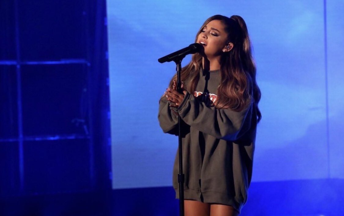 heyiitshaleyyy's tweet image. can she wear her hair like this forever