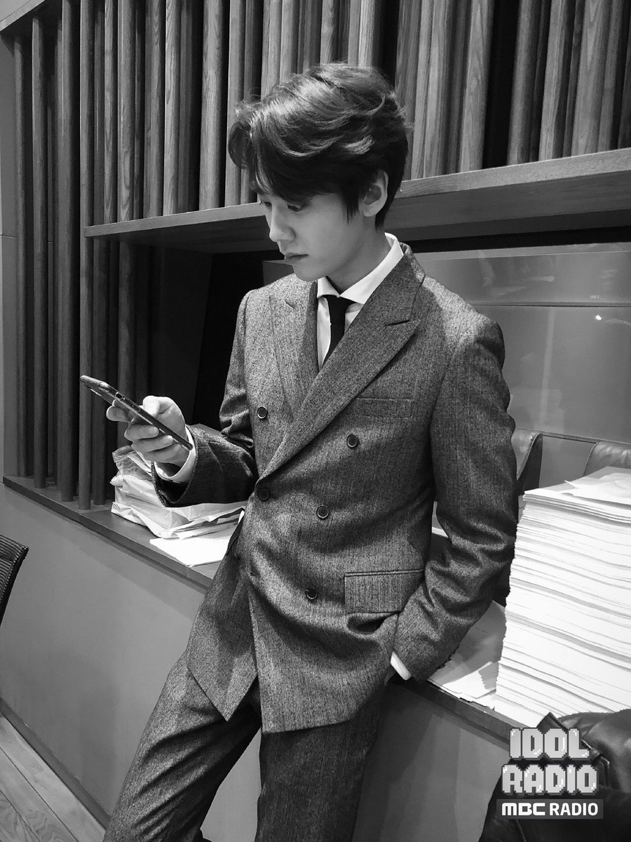 idolradiokorea's tweet photo. “월급은 십만원이다아~”

#아이돌라디오 #회쟌님,,, #정일훈 https://t.co/S5jBGfY4XD