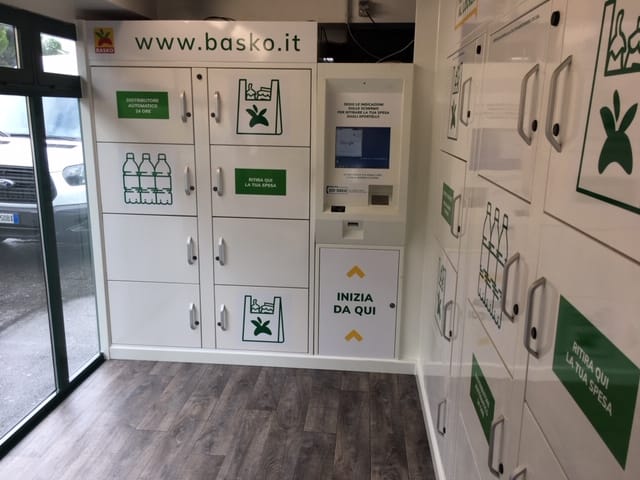 SmartTerminals's tweet image. We have installed one of our FrigiTerminals in #Genoa (#Italy🇮🇹) so that #BASKOSupermercati customers can pick up their orders online there. goo.gl/maps/gopKMht8K…