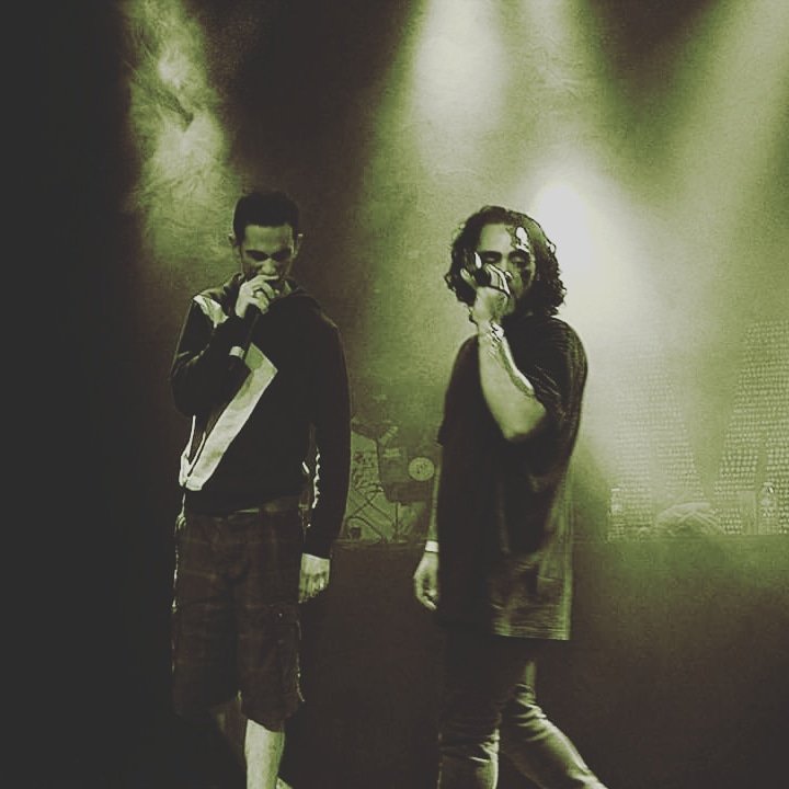 GMOPedro1's tweet photo. Sur scène on préfère taffer qu'être autotuné.

Crédit photo: Douniz

#gmo #shnaps #rap #hiphop #trap #metal #punk #electro #circusmaximousse #circus #weedbox #weed #smoke #green #gproject #recsession #live #concert #onstage #event #trash #clown #hell #blackandwhite #photography https://t.co/2aaxcJ7dfc