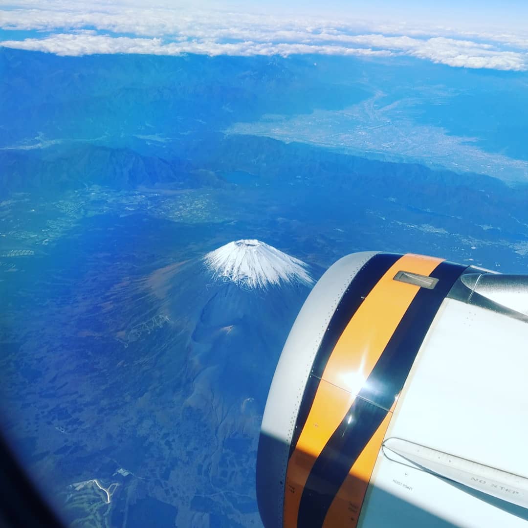 ホベ 火倍on Twitter 日本 日本上空 富士山 這次回程時有特別挑窗戶邊的位子運氣很好的看見了富士山不過第十排旁邊剛好是引擎下次要挑一下別的位子