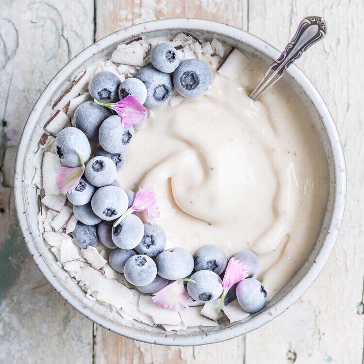 midsummertea's tweet image. What’s your go to breakfast? Do you prefer the sweetness of fruit or the saltiness of bacon and eggs? 

We never skip breakfast, it’s the fuel that starts our engine for the day! And we are crazy fans of a good smoothie bowl! Banana, coconut and blueberry will do just fine!