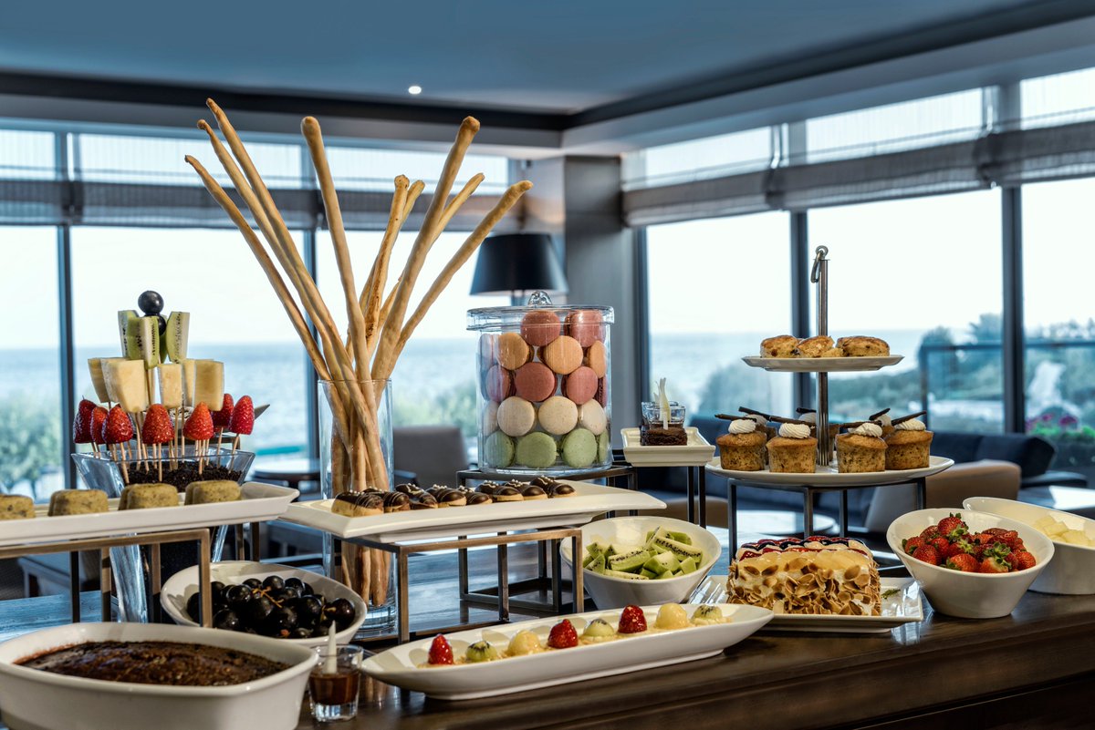 RenaissanceIST's tweet image. #Enjoy delicious snacks and #desserts prepared by our award-winning chefs at Bar Noblesse #accompanied by the spectacular views of the #MarmaraSea and the Princes' Islands. Enjoy the #TeaTime between 03:00 pm - 06:00 pm everyday. #midweekcelebration #renaissabce_polat