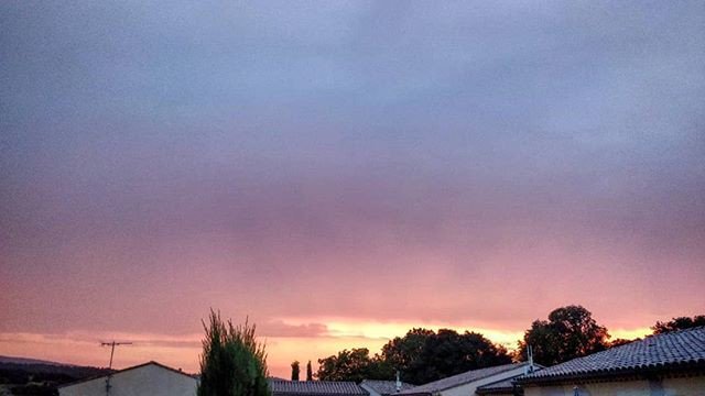 Reposting @catleg:
#sun #sunset #topfrancephoto #top #igersfrance #igers #iger#ig_worldclub #nofilter #thunderstorm #vaucluse #vacation
